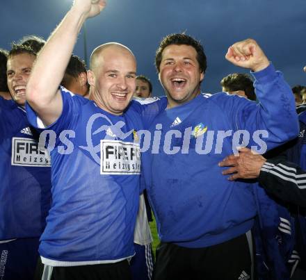 Fussball. Kaerntner Liga. FC Fire Fox St. Veit. Meisterfeier. Jubel Daniel Barrazutti, Trainar Martin Kaiser . St. Veit, am 30.5.2008.
Foto: Kuess 
---
pressefotos, pressefotografie, kuess, qs, qspictures, sport, bild, bilder, bilddatenbank