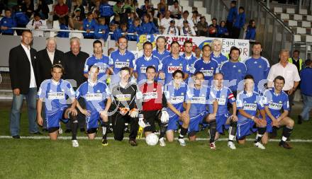 Fussball. Kaerntner Liga. FC Fire Fox St. Veit. Meisterfeier. Sportdirektor Reinhard Tellian, Bostjan Gritzold, Stefan Dollinger, Christian Stoisser, Trainer Martin Kaiser, Tormanntrainer Udo Mallegg. Vorne von links: Rene Arno Robitsch, Manuel Pirmann, Daniel Barrazutti.   . St. Veit, am 30.5.2008.
Foto: Kuess 
---
pressefotos, pressefotografie, kuess, qs, qspictures, sport, bild, bilder, bilddatenbank