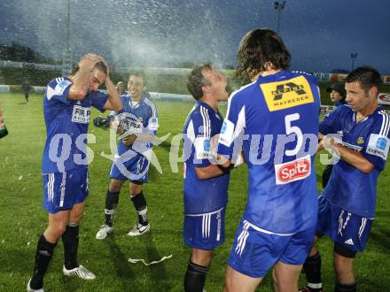 Fussball. Kaerntner Liga. FC Fire Fox St. Veit. Meisterfeier. Sektdusche. St. Veit, am 30.5.2008.
Foto: Kuess 
---
pressefotos, pressefotografie, kuess, qs, qspictures, sport, bild, bilder, bilddatenbank