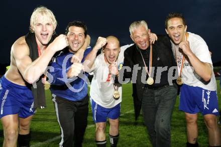 Fussball. Kaerntner Liga. FC Fire Fox St. Veit. Meisterfeier. Christian Stoisser, Trainer Martin Kaiser, Daniel Barrazutti, Sportdirektor Reinhard Tellian, Stefan Dollinger. St. Veit, am 30.5.2008.
Foto: Kuess 
---
pressefotos, pressefotografie, kuess, qs, qspictures, sport, bild, bilder, bilddatenbank