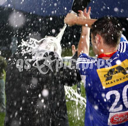 Fussball. Kaerntner Liga. FC Fire Fox St. Veit. Meisterfeier. Sektdusche fuer Sportdirektor Reinhard Tellian. St. Veit, am 30.5.2008.
Foto: Kuess 
---
pressefotos, pressefotografie, kuess, qs, qspictures, sport, bild, bilder, bilddatenbank