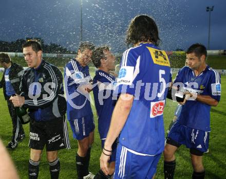 Fussball. Kaerntner Liga. FC Fire Fox St. Veit. Meisterfeier. Sektdusche. St. Veit, am 30.5.2008.
Foto: Kuess 
---
pressefotos, pressefotografie, kuess, qs, qspictures, sport, bild, bilder, bilddatenbank