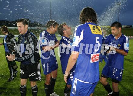 Fussball. Kaerntner Liga. FC Fire Fox St. Veit. Meisterfeier. Sektdusche. St. Veit, am 30.5.2008.
Foto: Kuess 
---
pressefotos, pressefotografie, kuess, qs, qspictures, sport, bild, bilder, bilddatenbank