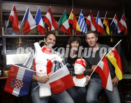 FUSSBALL - UEFA Europameisterschaft, Vorbereitung auf die EURO 2008, Aufbauarbeiten in Klagenfurt. Cafe Kosta, Fahnen. Fanzone. Klagenfurt, am 4.6.2008.
Copyright Kuess

---
pressefotos, pressefotografie, kuess, qs, qspictures, sport, bild, bilder, bilddatenbank