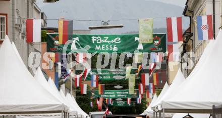 FUSSBALL - UEFA Europameisterschaft, Vorbereitung auf die EURO 2008, Aufbauarbeiten in Klagenfurt. Fanzone. Fahnen. Klagenfurt, am 4.6.2008.
Copyright Kuess

---
pressefotos, pressefotografie, kuess, qs, qspictures, sport, bild, bilder, bilddatenbank