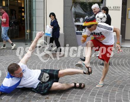 Fussball Europameisterschaft. EURO 2008. Deutscher Fan mit Ball, Sliding Tackling durch Fan im Kilt. Klagenfurt, am 7.6.2008.
Foto: Kuess
---
pressefotos, pressefotografie, kuess, qs, qspictures, sport, bild, bilder, bilddatenbank