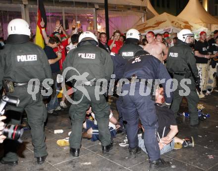 Fussball Europameisterschaft. EURO 2008. Schlaegerei zwischen deutschen und polnischen Fans. Polizei. Klagenfurt, am 8.6.2008.
Foto: Kuess
---
pressefotos, pressefotografie, kuess, qs, qspictures, sport, bild, bilder, bilddatenbank