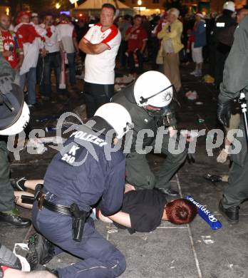 Fussball Europameisterschaft. EURO 2008. Schlaegerei zwischen deutschen und polnischen Fans. Polizei. Klagenfurt, am 8.6.2008.
Foto: Kuess
---
pressefotos, pressefotografie, kuess, qs, qspictures, sport, bild, bilder, bilddatenbank