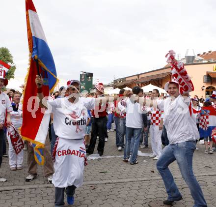 Fussball Europameisterschaft. EURO 2008. Kroatischer und polnischer Fan. Klagenfurt, am 8.6.2008.
Foto: Kuess
---
pressefotos, pressefotografie, kuess, qs, qspictures, sport, bild, bilder, bilddatenbank