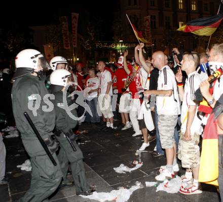 Fussball Europameisterschaft. EURO 2008. Polizei schirmt Fans ab. Klagenfurt, am 8.6.2008.
Foto: Kuess
---
pressefotos, pressefotografie, kuess, qs, qspictures, sport, bild, bilder, bilddatenbank