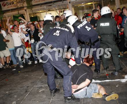 Fussball Europameisterschaft. EURO 2008. Schlaegerei zwischen deutschen und polnischen Fans. Polizei. Klagenfurt, am 8.6.2008.
Foto: Kuess
---
pressefotos, pressefotografie, kuess, qs, qspictures, sport, bild, bilder, bilddatenbank