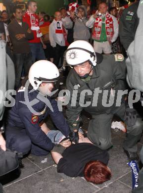 Fussball Europameisterschaft. EURO 2008. Schlaegerei zwischen deutschen und polnischen Fans. Polizei. Klagenfurt, am 8.6.2008.
Foto: Kuess
---
pressefotos, pressefotografie, kuess, qs, qspictures, sport, bild, bilder, bilddatenbank