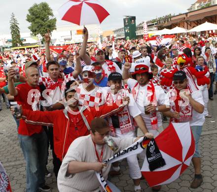 Fussball Europameisterschaft. EURO 2008. Kroatische, deutsche und polnische Fans feiern gemeinsam. Klagenfurt, am 8.6.2008.
Foto: Kuess
---
pressefotos, pressefotografie, kuess, qs, qspictures, sport, bild, bilder, bilddatenbank