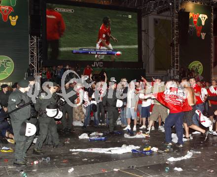 Fussball Europameisterschaft. EURO 2008. Schlaegerei zwischen deutschen und polnischen Fans. Polizei. Klagenfurt, am 8.6.2008.
Foto: Kuess
---
pressefotos, pressefotografie, kuess, qs, qspictures, sport, bild, bilder, bilddatenbank