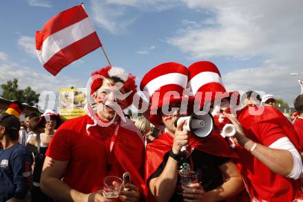 Fussball Europameisterschaft. EURO 2008. Oesterreichische Fans. Klagenfurt, am 8.6.2008.
Foto: Kuess
---
pressefotos, pressefotografie, kuess, qs, qspictures, sport, bild, bilder, bilddatenbank