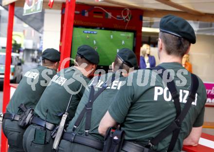 Fussball Europameisterschaft. EURO 2008. Deutsche Polizisten schauen sich ein Europameisterschaftsspiel an. Klagenfurt, am 10.6.2008.
Foto: Kuess
---
pressefotos, pressefotografie, kuess, qs, qspictures, sport, bild, bilder, bilddatenbank