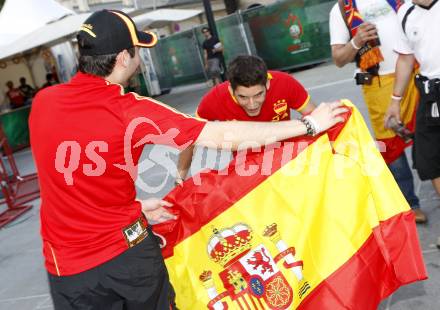 Fussball Europameisterschaft. EURO 2008. Spanische Fans in der Fanzone am Neuen Platz spielen Stierkampf. Klagenfurt, am 10.6.2008.
Foto: Kuess
---
pressefotos, pressefotografie, kuess, qs, qspictures, sport, bild, bilder, bilddatenbank