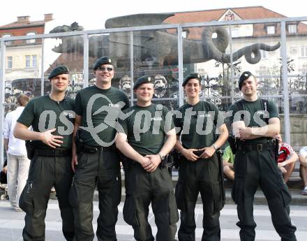 Fussball Europameisterschaft. EURO 2008. Deutsche Polizisten vor dem Lindwurm am Neuen Platz. Klagenfurt, am 10.6.2008.
Foto: Kuess
---
pressefotos, pressefotografie, kuess, qs, qspictures, sport, bild, bilder, bilddatenbank