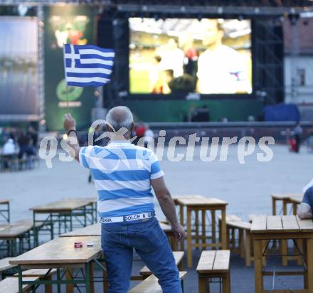 Fussball Europameisterschaft. EURO 2008. Griechischer Fan in der Fanzone am Messegelaende waehrend des Abspielens der griechischen Hymne beim Spiel Griechenland gegen Schweden. Klagenfurt, am 10.6.2008.
Foto: Kuess
---
pressefotos, pressefotografie, kuess, qs, qspictures, sport, bild, bilder, bilddatenbank