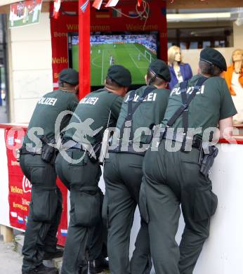 Fussball Europameisterschaft. EURO 2008. Deutsche Polizisten schauen sich ein Europameisterschaftsspiel an. Klagenfurt, am 10.6.2008.
Foto: Kuess
---
pressefotos, pressefotografie, kuess, qs, qspictures, sport, bild, bilder, bilddatenbank