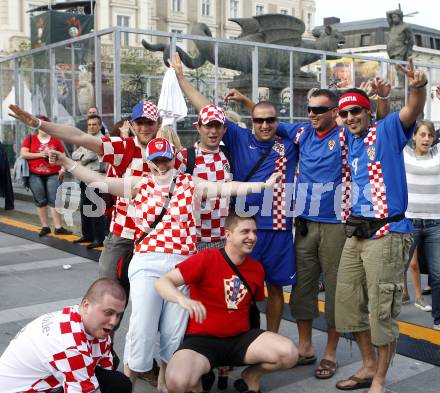 Fussball Europameisterschaft. EURO 2008. Kroatische Fans in der Fanzone am Neuen Platz vor dem Lindwurm. Klagenfurt, am 10.6.2008.
Foto: Kuess
---
pressefotos, pressefotografie, kuess, qs, qspictures, sport, bild, bilder, bilddatenbank