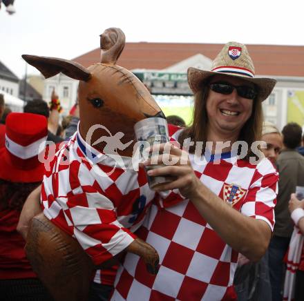 Fussball Europameisterschaft. EURO 2008. Deutschland Kroatien. Kroatischer Fan mit Kaenguruh im kroatischen Dress. Klagenfurt, am 12.6.2008.
Foto: Kuess
---
pressefotos, pressefotografie, kuess, qs, qspictures, sport, bild, bilder, bilddatenbank