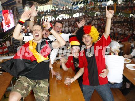 Fussball Europameisterschaft. EURO 2008. Deutschland Kroatien. Deutsche Fans. Klagenfurt, am 12.6.2008.
Foto: Kuess
---
pressefotos, pressefotografie, kuess, qs, qspictures, sport, bild, bilder, bilddatenbank