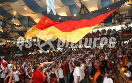 Fussball Europameisterschaft. EURO 2008. Deutschland Kroatien. Deutsche Fans. Klagenfurt, am 12.6.2008.
Foto: Kuess
---
pressefotos, pressefotografie, kuess, qs, qspictures, sport, bild, bilder, bilddatenbank