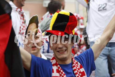 Fussball Europameisterschaft. EURO 2008. Deutschland Kroatien. Kroatischer Fan mit Deutschland Hut. Klagenfurt, am 12.6.2008.
Foto: Kuess
---
pressefotos, pressefotografie, kuess, qs, qspictures, sport, bild, bilder, bilddatenbank