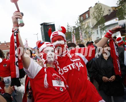 Fussball Europameisterschaft. EURO 2008. Oesterreichische Fans. Klagenfurt, am 12.6.2008.
Foto: Kuess
---
pressefotos, pressefotografie, kuess, qs, qspictures, sport, bild, bilder, bilddatenbank