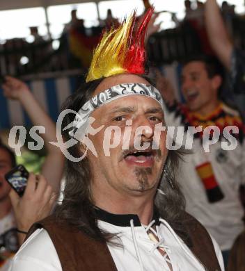 Fussball Europameisterschaft. EURO 2008. Deutschland Kroatien. Deutscher Fan. Klagenfurt, am 12.6.2008.
Foto: Kuess
---
pressefotos, pressefotografie, kuess, qs, qspictures, sport, bild, bilder, bilddatenbank