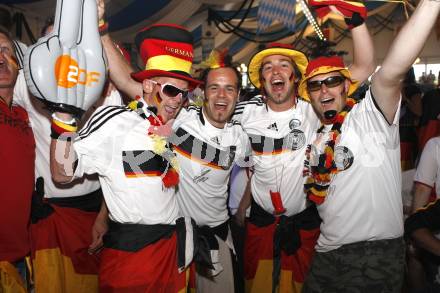 Fussball Europameisterschaft. EURO 2008. Deutschland Kroatien. Deutsche Fans. Klagenfurt, am 12.6.2008.
Foto: Kuess
---
pressefotos, pressefotografie, kuess, qs, qspictures, sport, bild, bilder, bilddatenbank