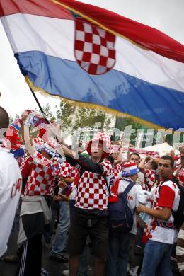 Fussball Europameisterschaft. EURO 2008. Deutschland Kroatien. Jubel kroatischer Fans. Klagenfurt, am 12.6.2008.
Foto: Kuess
---
pressefotos, pressefotografie, kuess, qs, qspictures, sport, bild, bilder, bilddatenbank