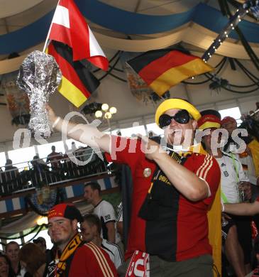 Fussball Europameisterschaft. EURO 2008. Deutschland Kroatien. Deutscher Fan. Klagenfurt, am 12.6.2008.
Foto: Kuess
---
pressefotos, pressefotografie, kuess, qs, qspictures, sport, bild, bilder, bilddatenbank