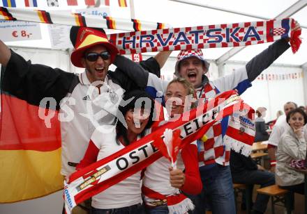 Fussball Europameisterschaft. EURO 2008. Deutschland Kroatien. Deutsche, Kroatische und oesterreichische Fans. Klagenfurt, am 12.6.2008.
Foto: Kuess
---
pressefotos, pressefotografie, kuess, qs, qspictures, sport, bild, bilder, bilddatenbank