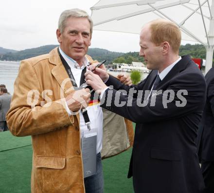 Fussball Europameisterschaft. EURO 2008. Matthias Sammer gibt Autogramme. Klagenfurt, am 12.6.2008.
Foto: Kuess
---
pressefotos, pressefotografie, kuess, qs, qspictures, sport, bild, bilder, bilddatenbank