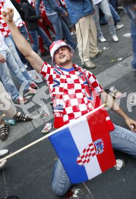 Fussball Europameisterschaft. EURO 2008. Deutschland Kroatien. Jubel kroatischer Fans. Klagenfurt, am 12.6.2008.
Foto: Kuess
---
pressefotos, pressefotografie, kuess, qs, qspictures, sport, bild, bilder, bilddatenbank