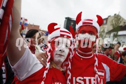 Fussball Europameisterschaft. EURO 2008. Oesterreichische Fans. Klagenfurt, am 12.6.2008.
Foto: Kuess
---
pressefotos, pressefotografie, kuess, qs, qspictures, sport, bild, bilder, bilddatenbank