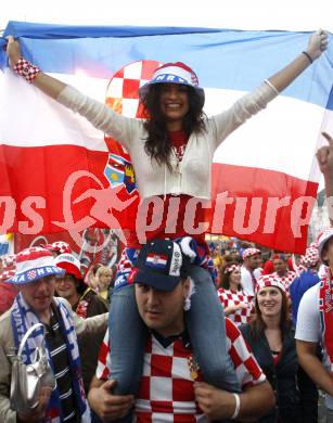 Fussball Europameisterschaft. EURO 2008. Deutschland Kroatien. Jubel kroatischer Fans. Klagenfurt, am 12.6.2008.
Foto: Kuess
---
pressefotos, pressefotografie, kuess, qs, qspictures, sport, bild, bilder, bilddatenbank