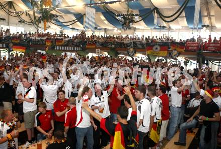 Fussball Europameisterschaft. EURO 2008. Deutschland Kroatien. Deutsche Fans. Klagenfurt, am 12.6.2008.
Foto: Kuess
---
pressefotos, pressefotografie, kuess, qs, qspictures, sport, bild, bilder, bilddatenbank