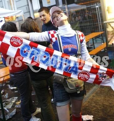 Fussball Europameisterschaft. EURO 2008. Deutschland Kroatien. Jubel kroatischer Fans. Klagenfurt, am 12.6.2008.
Foto: Kuess
---
pressefotos, pressefotografie, kuess, qs, qspictures, sport, bild, bilder, bilddatenbank