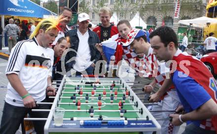 Fussball Europameisterschaft. EURO 2008. Deutschland Kroatien. Fussballmatch zwischen deutschen und kroatischen Fans. Klagenfurt, am 12.6.2008.
Foto: Kuess
---
pressefotos, pressefotografie, kuess, qs, qspictures, sport, bild, bilder, bilddatenbank