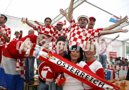 Fussball Europameisterschaft. EURO 2008. Oesterreichische und kroatische Fans. Klagenfurt, am 12.6.2008.
Foto: Kuess
---
pressefotos, pressefotografie, kuess, qs, qspictures, sport, bild, bilder, bilddatenbank