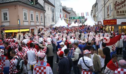 Fussball Europameisterschaft. EURO 2008. Deutschland Kroatien. Kroatische Fans in der Klagenfurter Innenstadt. Klagenfurt, am 12.6.2008.
Foto: Kuess
---
pressefotos, pressefotografie, kuess, qs, qspictures, sport, bild, bilder, bilddatenbank