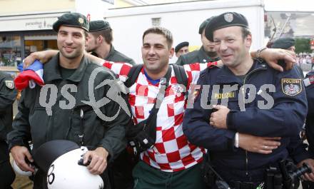 Fussball Europameisterschaft. EURO 2008. Fans aus Kroatien mit Polizisten. Klagenfurt, am 16.6.2008.
Foto: Kuess
---
pressefotos, pressefotografie, kuess, qs, qspictures, sport, bild, bilder, bilddatenbank