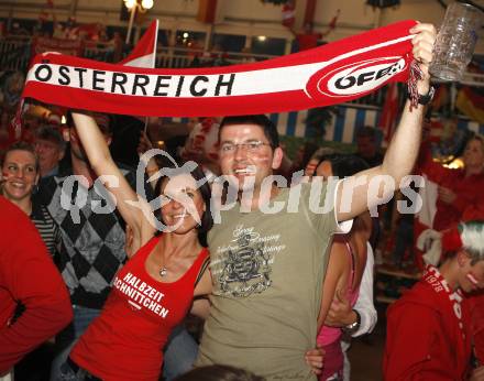 Fussball Europameisterschaft. EURO 2008. Fans aus Oesterreich. Klagenfurt, am 16.6.2008.
Foto: Kuess
---
pressefotos, pressefotografie, kuess, qs, qspictures, sport, bild, bilder, bilddatenbank