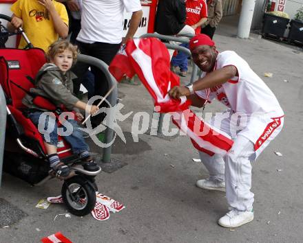 Fussball Europameisterschaft. EURO 2008. Oesterreich Fans. Klagenfurt, am 16.6.2008.
Foto: Kuess
---
pressefotos, pressefotografie, kuess, qs, qspictures, sport, bild, bilder, bilddatenbank