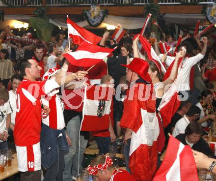 Fussball Europameisterschaft. EURO 2008. Fans aus Oesterreich. Stimmung im Paulaner Zelt. Klagenfurt, am 16.6.2008.
Foto: Kuess
---
pressefotos, pressefotografie, kuess, qs, qspictures, sport, bild, bilder, bilddatenbank