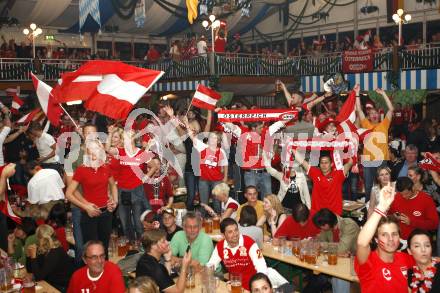 Fussball Europameisterschaft. EURO 2008. Fans aus Oesterreich. Stimmung im Paulaner Zelt. Klagenfurt, am 16.6.2008.
Foto: Kuess
---
pressefotos, pressefotografie, kuess, qs, qspictures, sport, bild, bilder, bilddatenbank