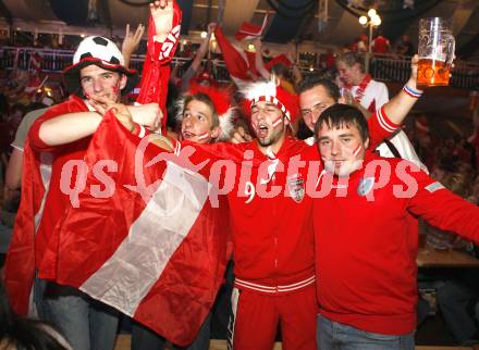 Fussball Europameisterschaft. EURO 2008. Fans aus Oesterreich. Klagenfurt, am 16.6.2008.
Foto: Kuess
---
pressefotos, pressefotografie, kuess, qs, qspictures, sport, bild, bilder, bilddatenbank